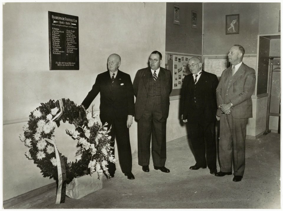In het clubgebouw van de H.F.C. werd op 3 september 1949 een gedenkbord onthuld ter nagedachtenis aan de in de Tweede Wereldoorlog omgekomen clubgenoten. V.l.n.r. Pim Mulier, P.C. van Houte, NL-HlmNHA 54004641