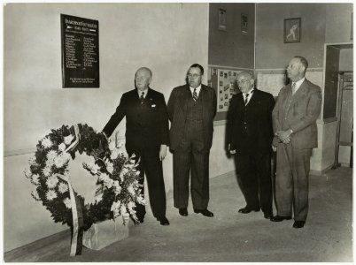 In het clubgebouw van de H.F.C. werd op 3 september 1949 een gedenkbord onthuld ter nagedachtenis aan de in de Tweede Wereldoorlog omgekomen clubgenoten. V.l.n.r. Pim Mulier, P.C. van Houte, NL-HlmNHA 54004641