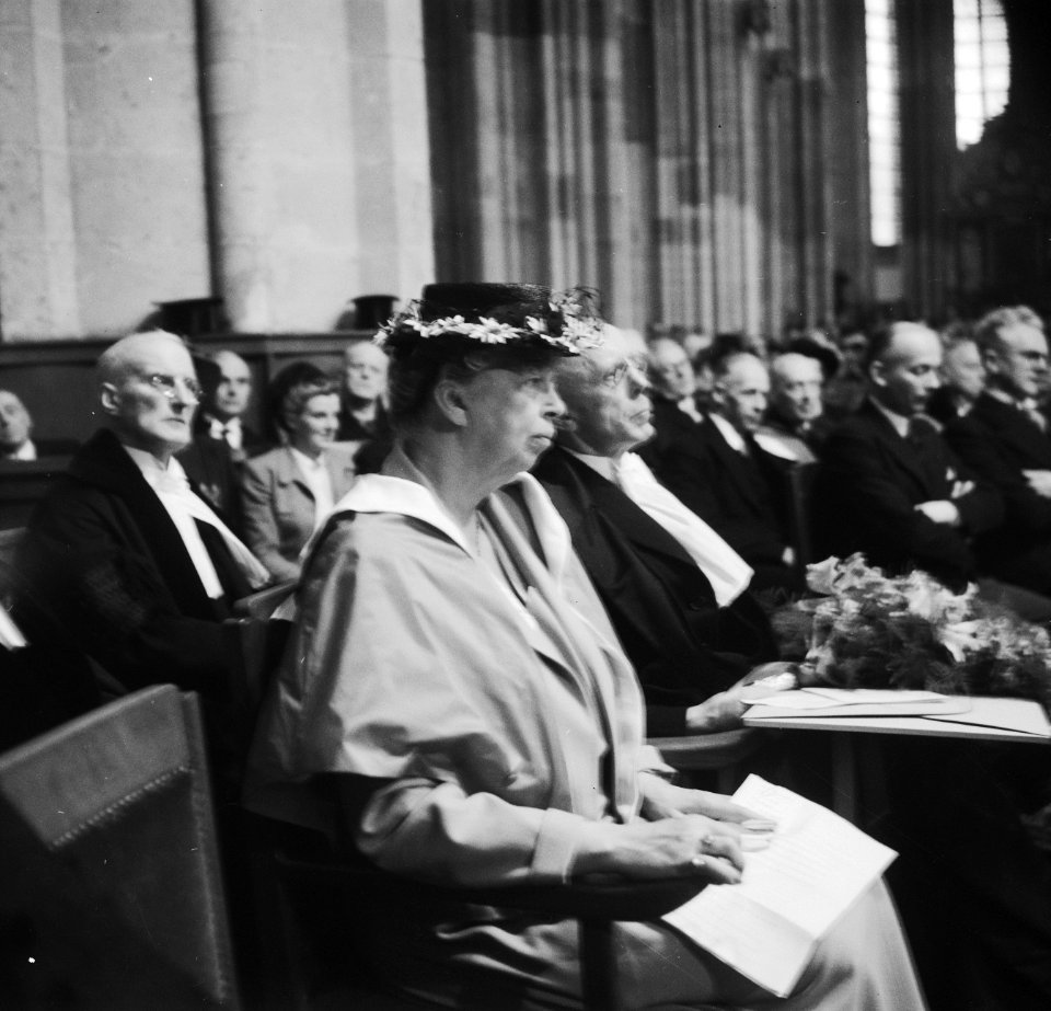 In aanwezigheid van de koninklijke familie krijgt Eleanor Roosevelt een ere-doct, Bestanddeelnr 934-6812