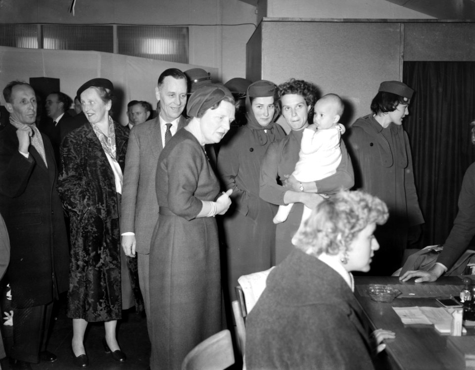 In aanwezigheid van koningin Juliana komen op Schiphol de evacuees uit Indonesië, Bestanddeelnr 909-2394
