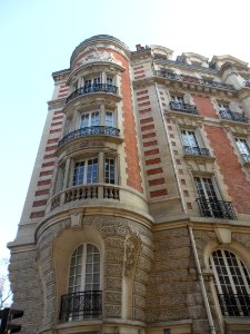 Immeuble à l'angle de la rue Guynemer et la rue de Vaugirard à Paris