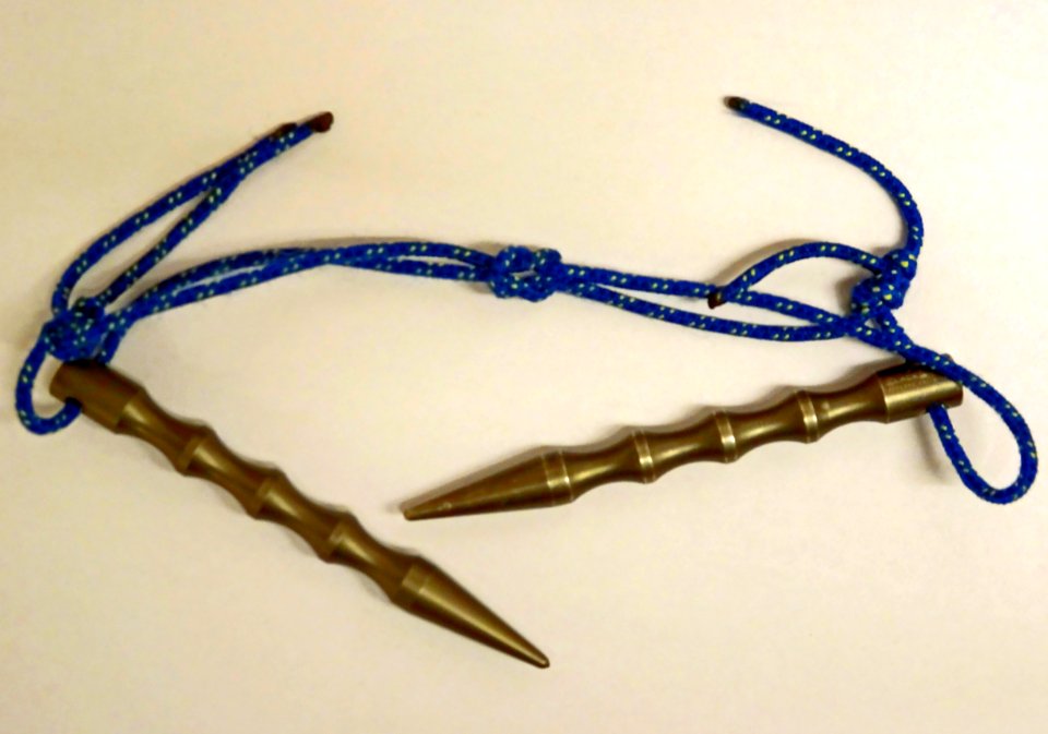 Improvisiertes Nunchaku aus zwei Kubotan mit Schlingen