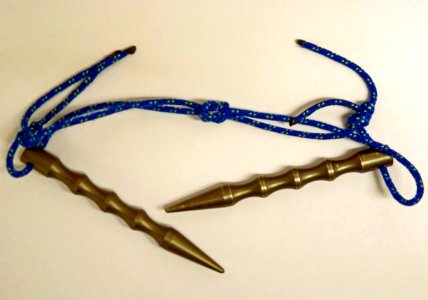 Improvisiertes Nunchaku aus zwei Kubotan mit Schlingen