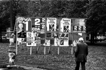 I.v.m. Tweede Kamer verkiezingen op 26 mei a.s. zijn plakborden vol met affiches van 29 partijen zoals hier in Amsterdam, Bestanddeelnr 931-4714