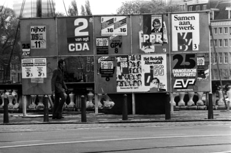 I.v.m. Tweede Kamer verkiezingen op 26 mei a.s. zijn plakborden vol geplakt met affiches van 29 partijen zoals hier in Amsterdam, Bestanddeelnr 931-4714