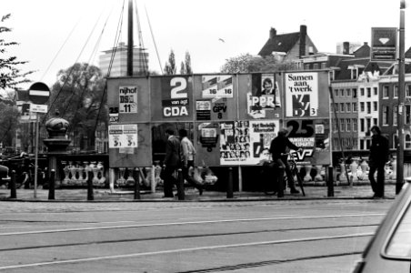 I.v.m. Tweede Kamer verkiezingen op 26 mei a.s. zijn plakborden vol met affiches van 29 partijen zoals hier in Amsterdam, Bestanddeelnr 931-4713