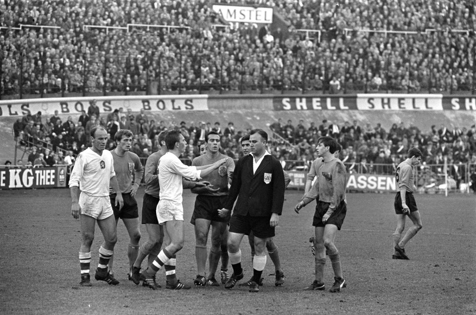 Iedereen protesteert tegen het wegsturen van Johan Cruijff (rechts) verder v.l.n, Bestanddeelnr 919-7596