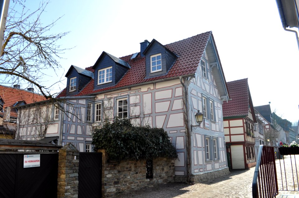 Idstein, Felix-Lahnstein-Straße 6 mit Hof