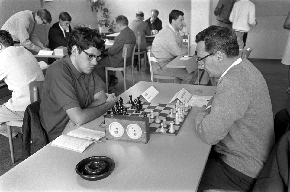 IBM-schaaktoernooi van start. Hans Ree (links) tegen de Russische grootmeester L, Bestanddeelnr 921-5141