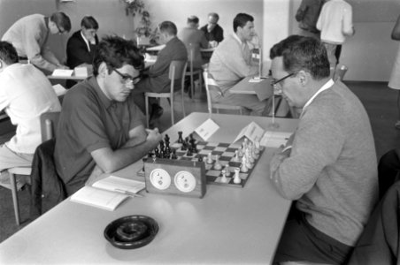 IBM-schaaktoernooi van start. Hans Ree (links) tegen de Russische grootmeester L, Bestanddeelnr 921-5141