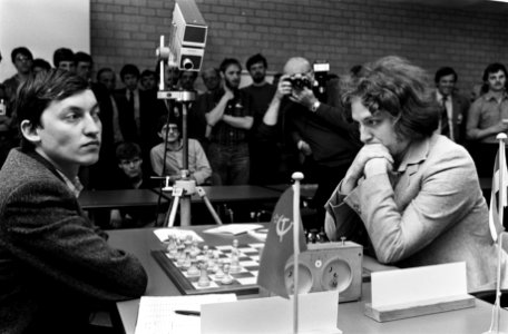 IBM-schaaktoernooi in Amsterdam Jan Timman (r) in zijn partij tegen Karpov (l), Bestanddeelnr 931-5124