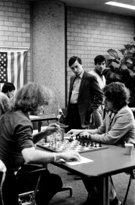IBM-schaaktoernooi in Amsterdam, Karpov bekijkt de partij tussen Timman (r) en Miles, Bestanddeelnr 931-5024