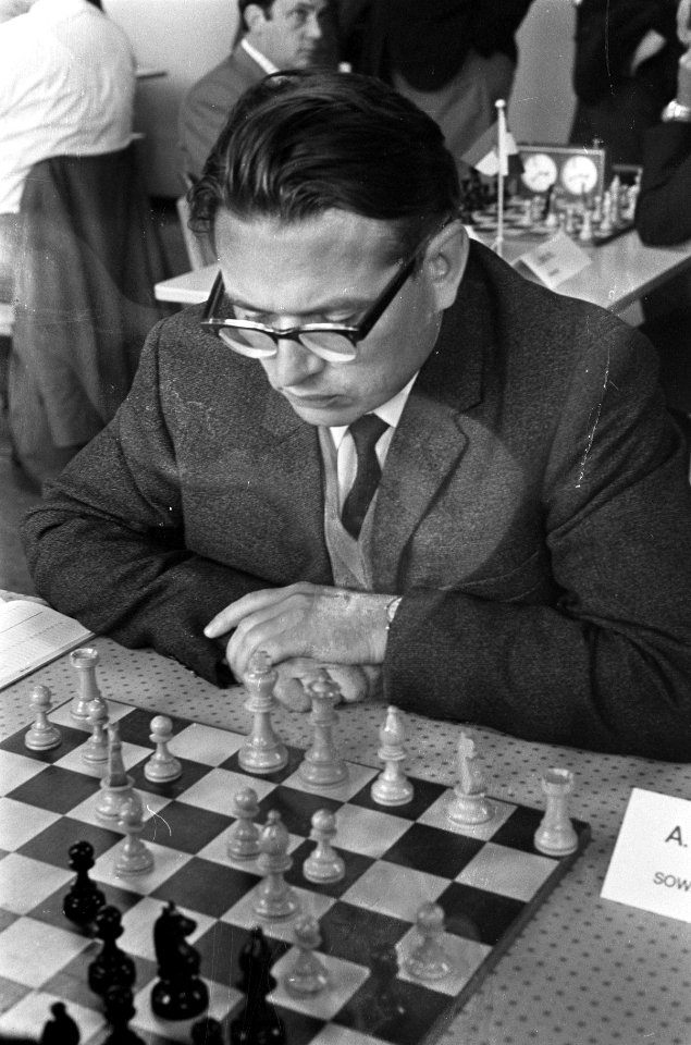 IBM-schaaktoernooi van start. A. K. P. Jongsma (links) in zijn partij tegen D. B, Bestanddeelnr 921-5143