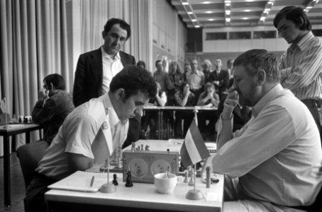 IBM-schaaktoernooi, Petrosjan kijkt toe bij Donner (recht en Dadulov, Bestanddeelnr 926-5830