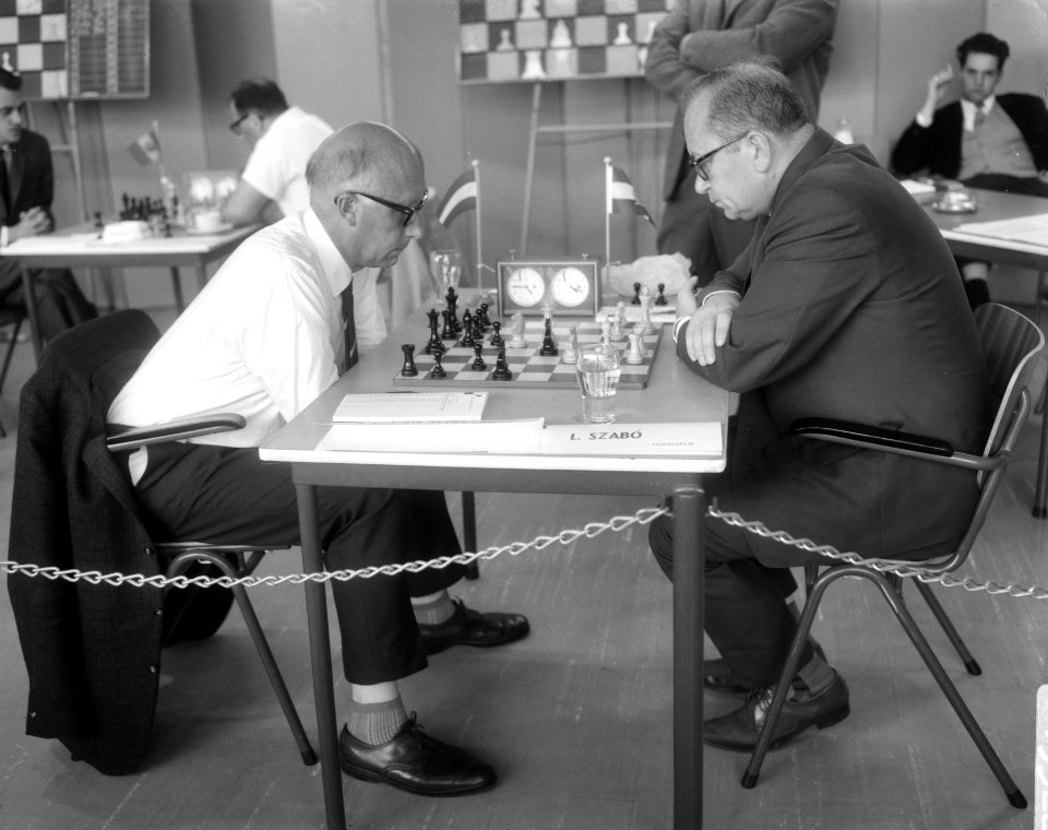 IBM-schaaktoernooi, rechts L. Szabo (Hongarije) en Scheltinga, Bestanddeelnr 919-3222