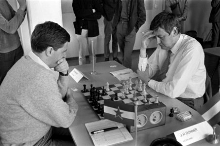 IBM-schaaktoernooi van start. Nummers 8.9 Donner (rechts), Bestanddeelnr 921-5144