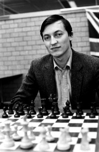 IBM-schaaktoernooi in Amsterdam Karpov achter schaakbord, Bestanddeelnr 931-5028