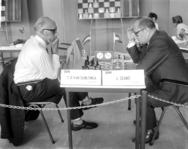 IBM-schaaktoernooi, rechts L. Szabo (Hongarije) en Scheltinga, Bestanddeelnr 919-3223