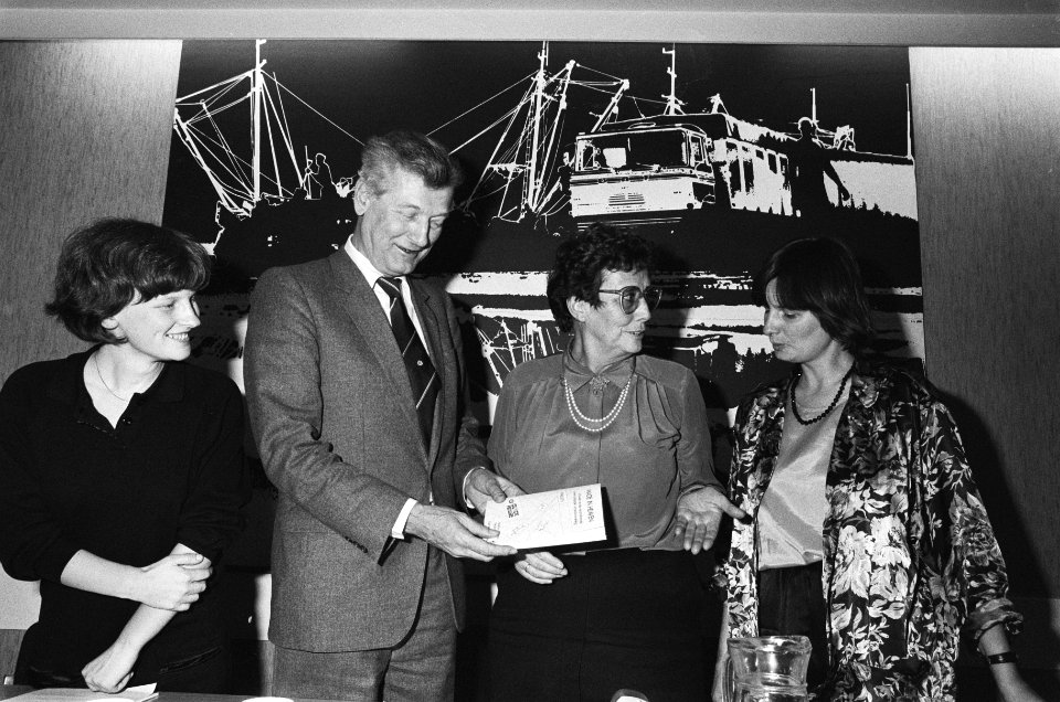 Ien van den Heuvel (2e van rechts) overhandigt minister De Koning in perscentrum, Bestanddeelnr 933-5207