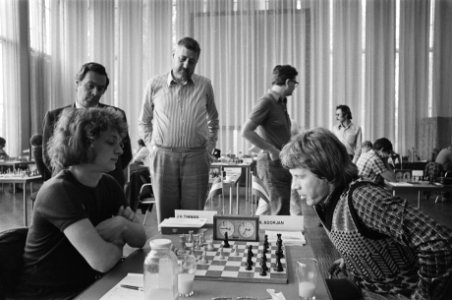 IBM-schaaktoernooi 2e ronde, Timman (l) speelt tegen Ador Panno (staand, links) , Bestanddeelnr 929-2477
