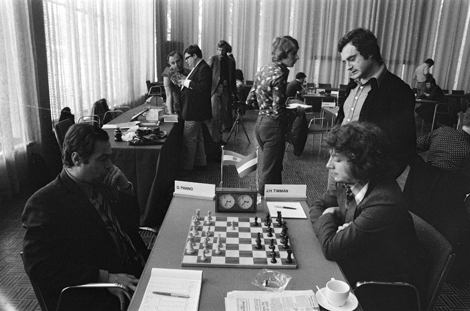 IBM-schaaktoernooi (1e ronde) in RAI in Amsterdam Sosonko kijkt bij Timman, Bestanddeelnr 929-2467