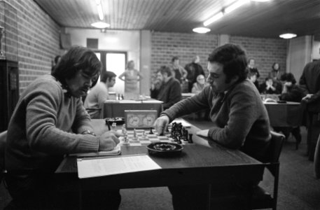 IBM-schaaktoernooi 6e ronde Wijk aan Zee Sosonko (r) tegen Browne, Bestanddeelnr 927-7027
