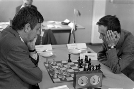 IBM-schaaktoernooi. Donner (links) speelde tegen Kavalek (rechts), Bestanddeelnr 921-5303
