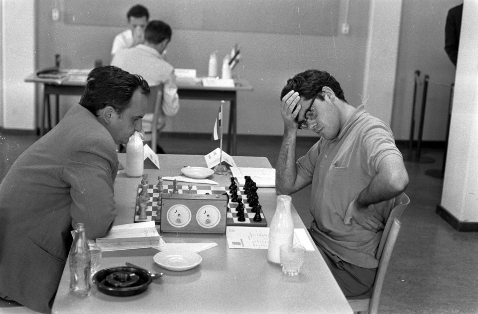 IBM-Schaaktoernooi. Links Ivkov speelde tegen Hans Ree, Bestanddeelnr 921-5490