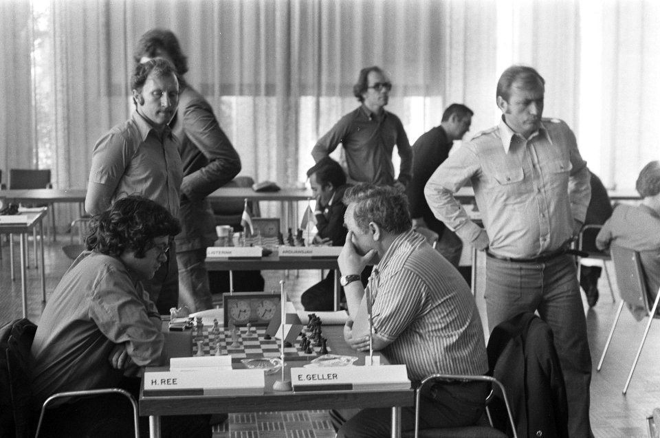 IBM-schaaktoernooi, 7e ronde Hans Ree (l) spelend tege Geller (r) toekijken Tuh, Bestanddeelnr 927-3432