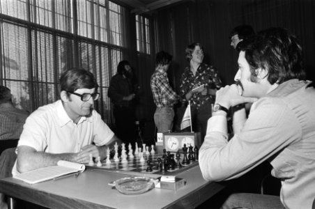 IBM-schaaktoernooi in Amsterdam Liberzon (l) tegen Hulak (r), Bestanddeelnr 929-2657