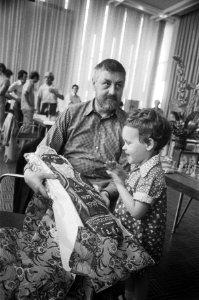 IBM-schaaktoernooi, 8e ronde Donner jarig (50 jaar) met dochter en pop van Abra, Bestanddeelnr 929-2571