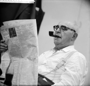 IBM schaaktoernooi Ossip Bernstein leest de krant, Bestanddeelnr 912-5670