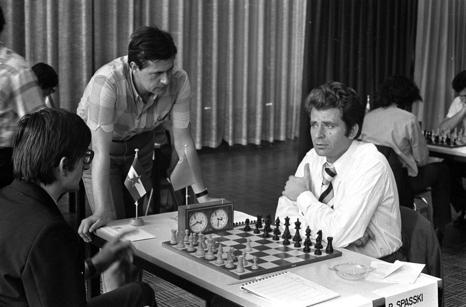 IBM-schaaktoernooi, Planinc en Spasski (rechts) met wedstrijdleiding, Bestanddeelnr 926-5874