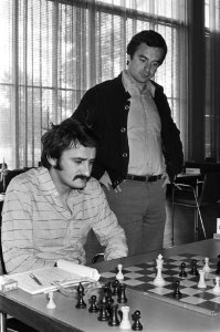 IBM-schaaktoernooi Amsterdam Hulak (l) tegen Quinteros, Sosonko kijkt toe, Bestanddeelnr 929-2699