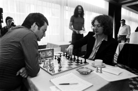IBM Schaaktoernooi , 8e ronde Timman (rechts) tegen Sosonko, Bestanddeelnr 930-9113