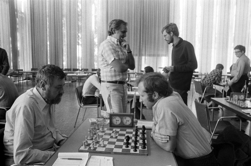 IBM-schaaktoernooi, 11e ronde, Donner (l) tegen Tukmakov Ivkov kijkt toe, Bestanddeelnr 927-3567