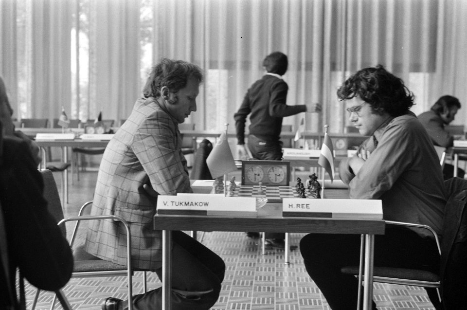 IBM-schaaktoernooi, 8e ronde Tukmakov tegen Ree, Ree schudt Tukmakov de hand, Bestanddeelnr 927-3460