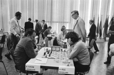 IBM schaaktoernooi Amsterdam, nr. 10, 11 links Ivkow teg rechts Ree, rn. 12 Ivko, Bestanddeelnr 924-7384