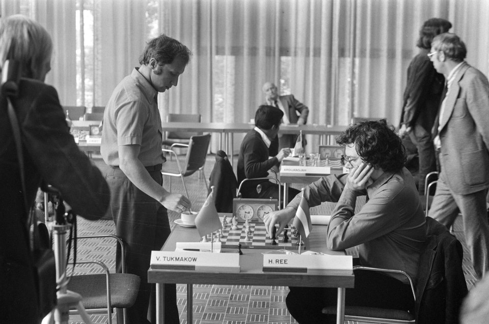 IBM-schaaktoernooi, 8e ronde Ree aan zet (r), Tukmakov ( kijkt toe, Bestanddeelnr 927-3458