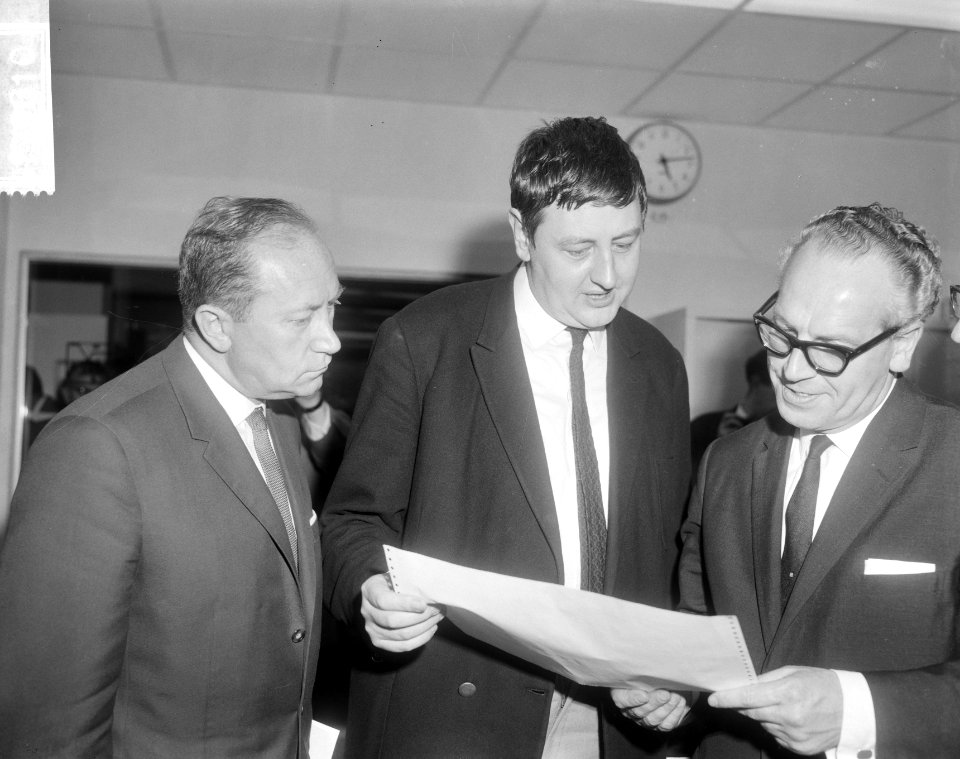 IBM schaaktoernooi door minister Vrolijk geopend, hij bekijkt de uitslag met Las, Bestanddeelnr 917-9810