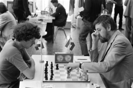 IBM schaaktoernooi in RAI Amsterdam, links Eddy Scholl tegen rechts H. Donner, Bestanddeelnr 924-7299