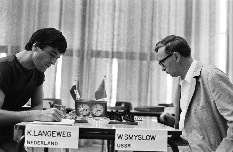 IBM schaaktoernooi te Amsterdam, Langewey tegen Smyslov (rechts), Bestanddeelnr 924-7689