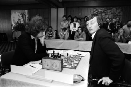 IBM schaaktoernooi in Amsterdam Timman (links) tegen Karpov (rechts), Bestanddeelnr 930-9027