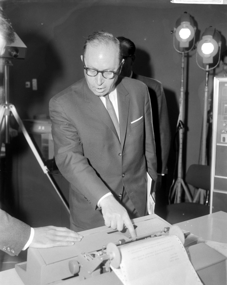IBM schaaktoernooi door minister Vrolijk geopend, hij bekijkt de uitslag met Las, Bestanddeelnr 917-9809
