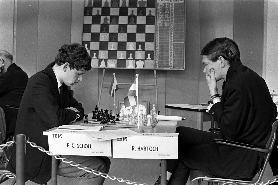 IBM-schaaktoernooi, nummer 10, 11 en 12 links E.C. Schol en rechts R. Hartoch, Bestanddeelnr 919-3433