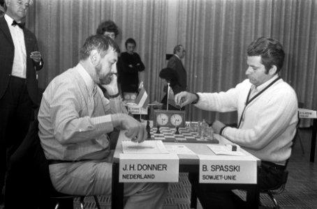 IBM-schaaktoernooi, Jan Hein Donner (links) en Boris Spasski, Bestanddeelnr 926-5734