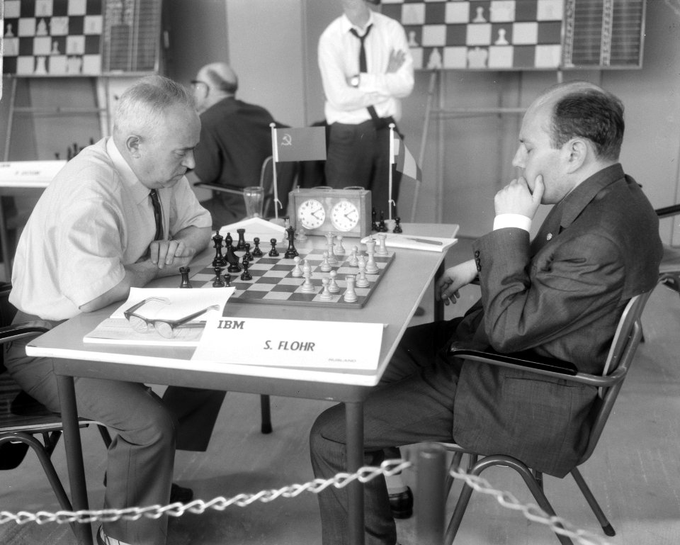 IBM-schaaktoernooi, links S. Flohr (Rusland), Bestanddeelnr 919-3221