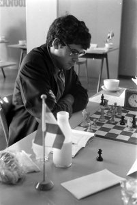 IBM-schaaktoernooi. Nederlands kampioen Hans Ree achter het bord, Bestanddeelnr 921-5455