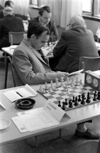 IBM-schaaktoernooi. Ivkov leest krant na zijn eerste zet te hebben gedaan, wacht, Bestanddeelnr 921-5276