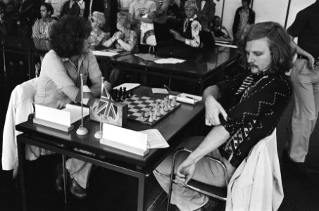 IBM schaaktoernooi, 11e ronde Miles (r) tegen Timman (l), Bestanddeelnr 929-8339